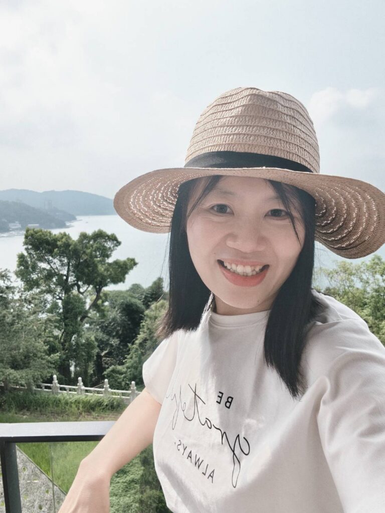 Elysia在日月潭的自拍照