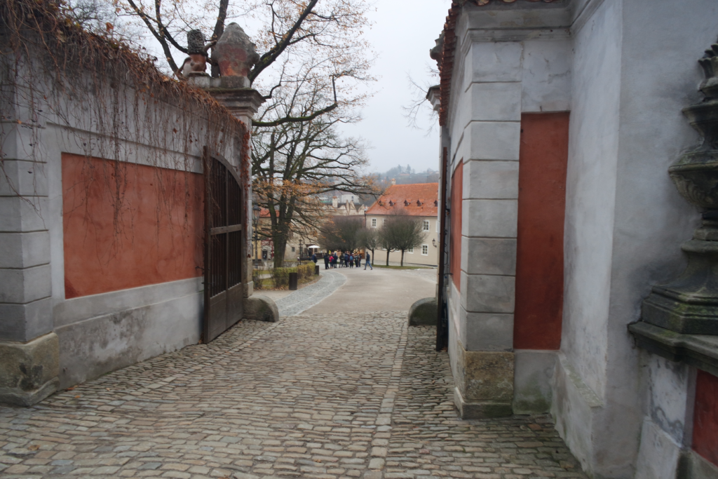  庫倫洛夫城堡博物館外的石板路與庭院建築